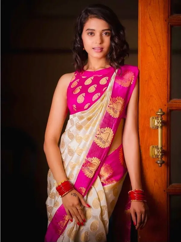 Cream_Silk_Blend_Paisley_Floral_Print_Bollywood_Saree_For_Women