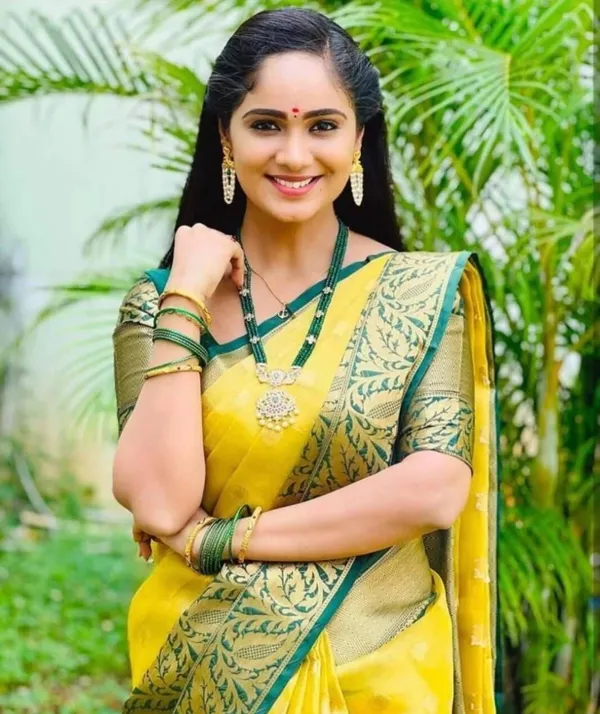 Yellow_Cotton_Blend_Zari_Woven_Banarasi_Regular_Saree_For_Women