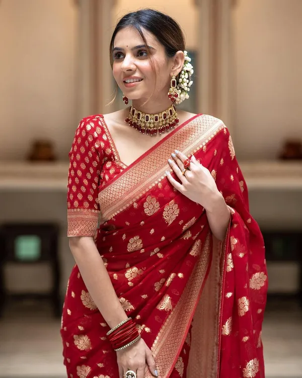 Red_Cotton_Silk_Woven_Bollywood_Regular_Saree_For_Women