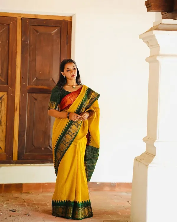 Yellow_Cotton_Silk_Floral_Print_Jacquard_Banarasi_Saree_For_Women