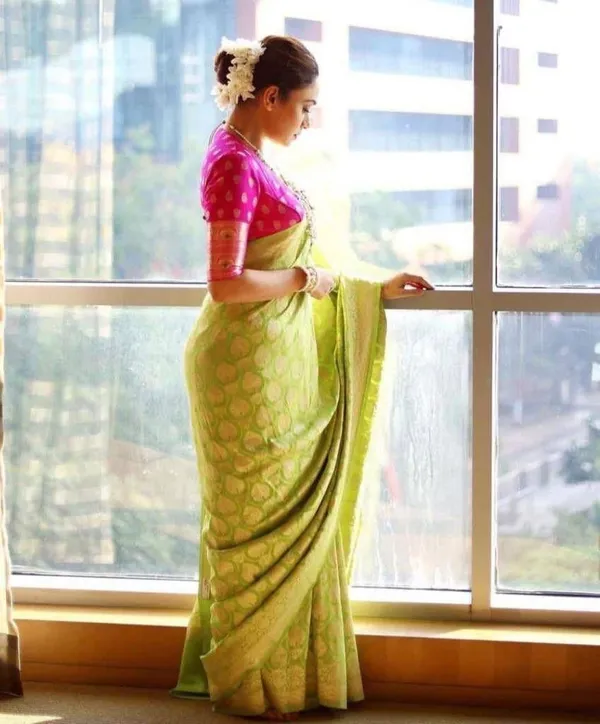 Green_Cotton_Silk_Floral_Print_Woven_Banarasi_Saree_For_Women