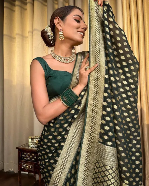 Green_Cotton_Silk_Woven_Regular_Saree_For_Women