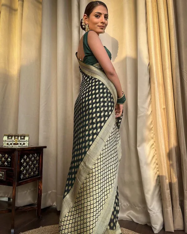 Green_Cotton_Silk_Woven_Regular_Saree_For_Women