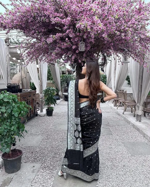 Black_Cotton_Silk_Floral_Print_Regular_Saree_For_Women