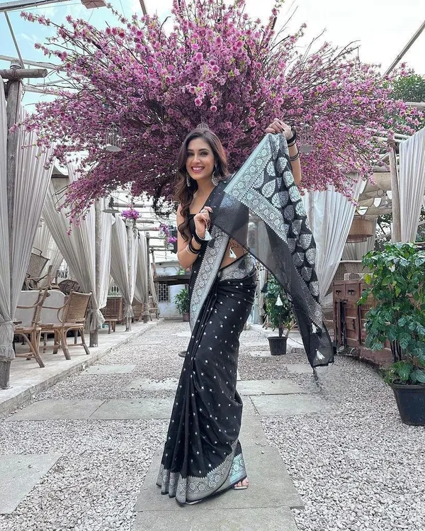 Black_Cotton_Silk_Floral_Print_Regular_Saree_For_Women