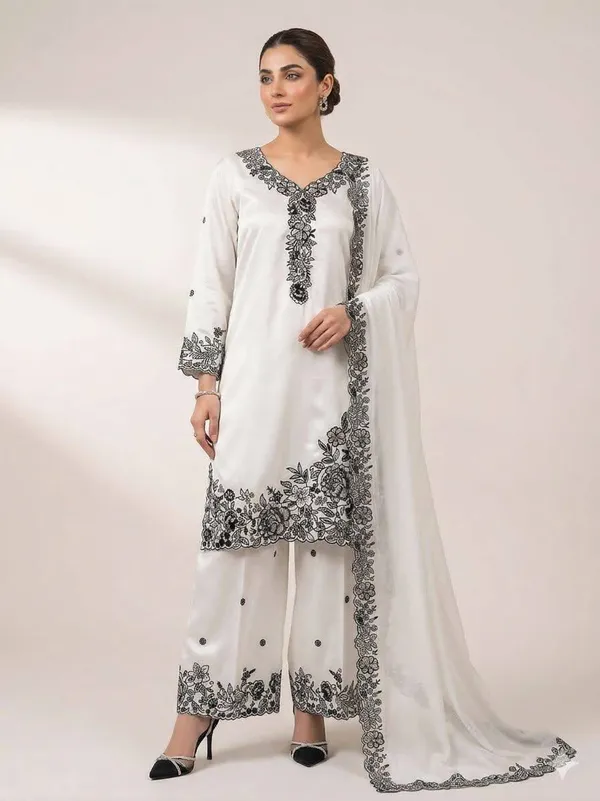 White_Color_Pakistani_Suit_in_Crepe_Fabric