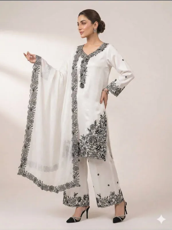 White_Color_Pakistani_Suit_in_Crepe_Fabric