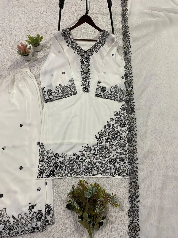 White_Color_Pakistani_Suit_in_Crepe_Fabric