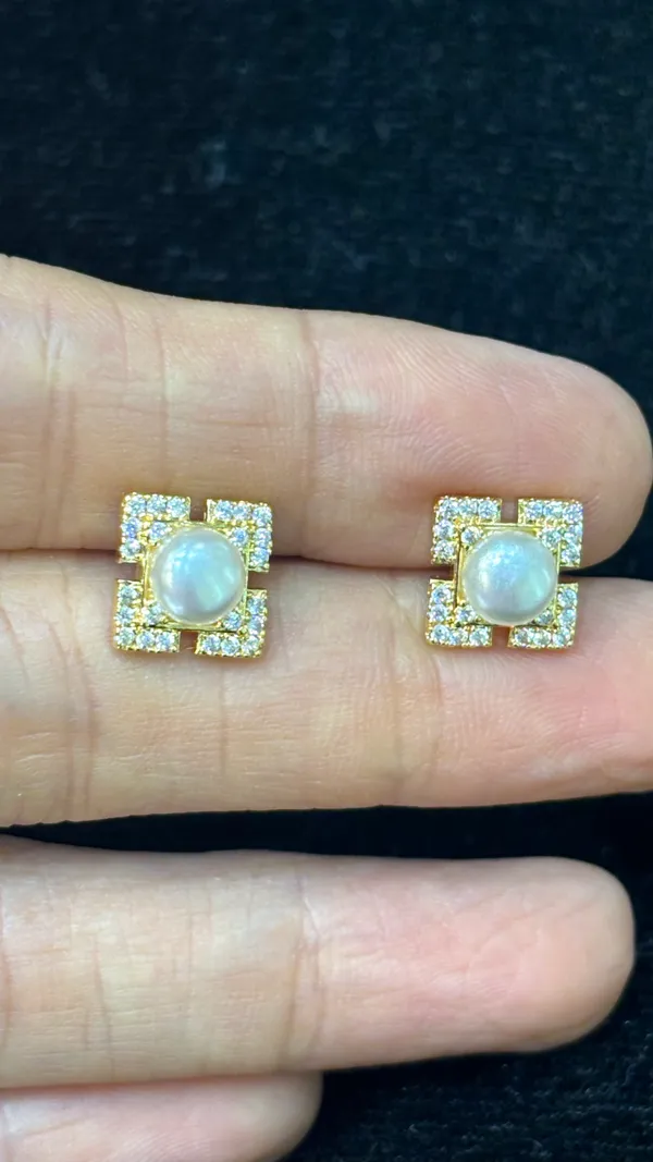Lustre_Pave_Square_Tops_Studs
