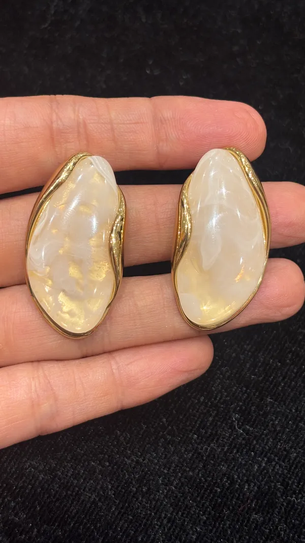 Mother_Of_Pearl_Ovaline_Wave_Studs