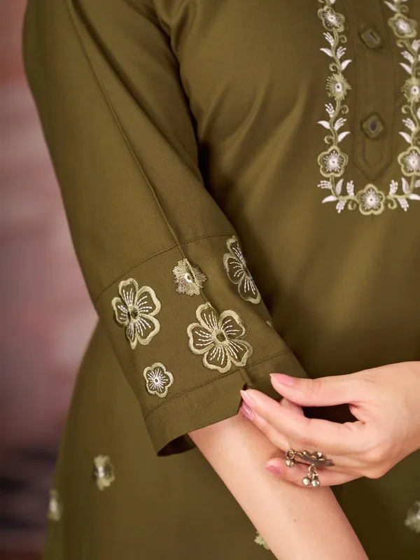 Floral_Embroidered_Kurta_Pant_Co-Ord_Set