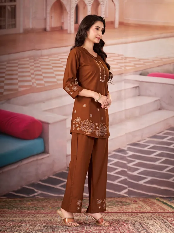 Floral_Embroidered_Kurta_Pant_Co-Ord_Set