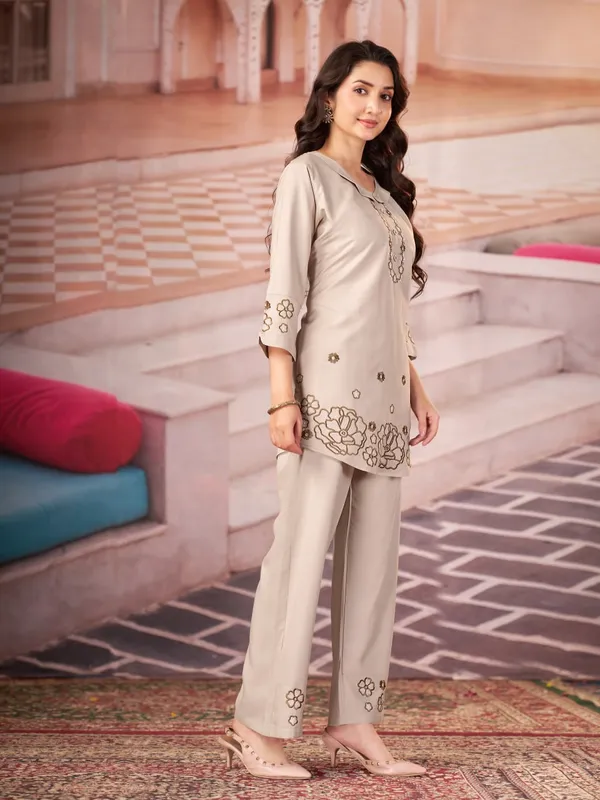 Floral_Embroidered_Kurta_Pant_Co-Ord_Set