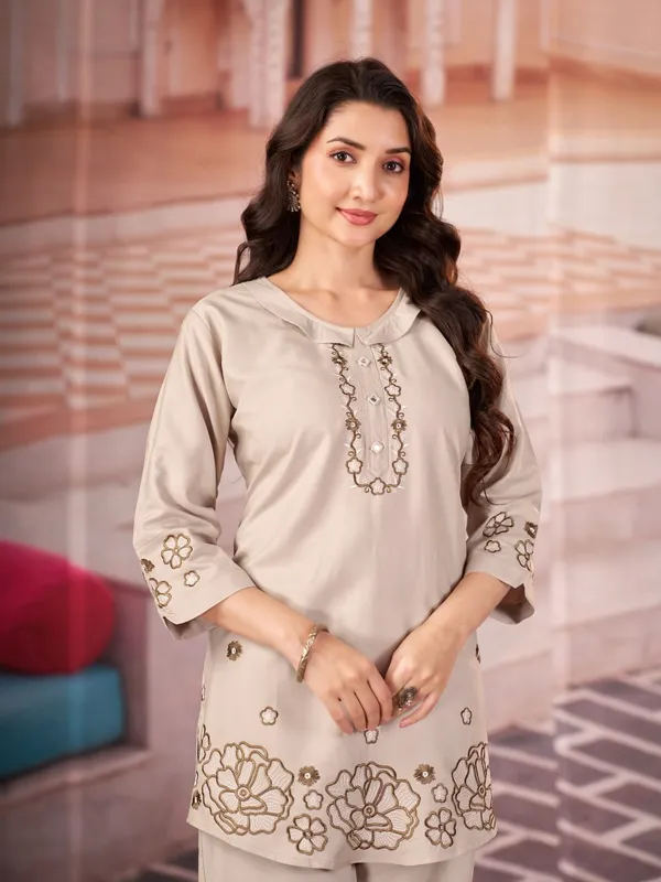Floral_Embroidered_Kurta_Pant_Co-Ord_Set