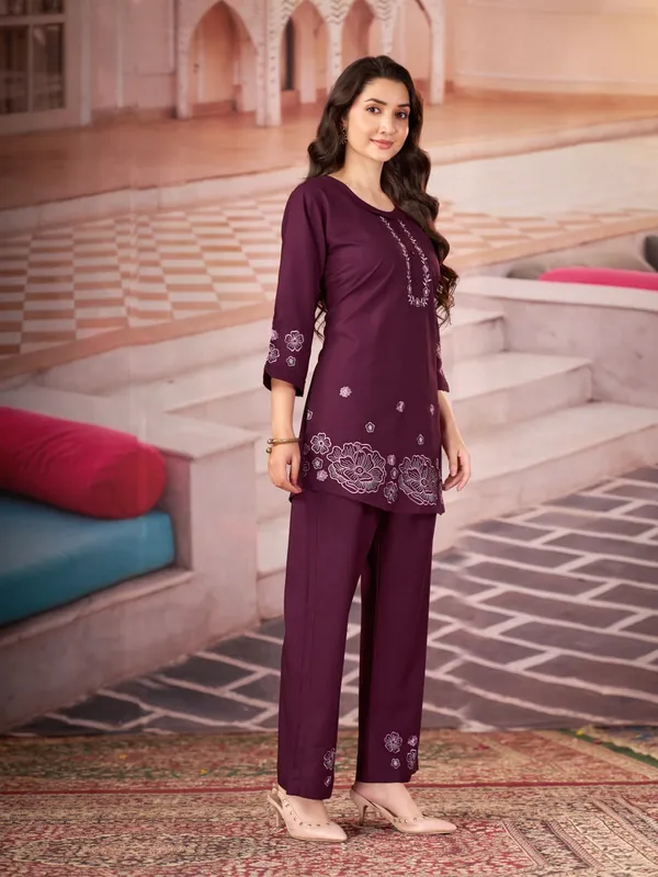 Floral_Embroidered_Kurta_Pant_Co-Ord_Set