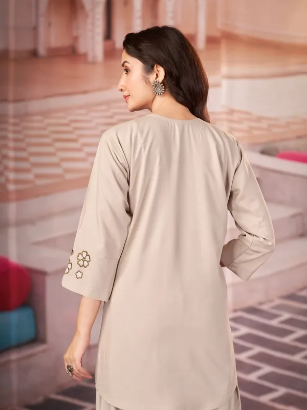 Floral_Embroidered_Kurta_Pant_Co-Ord_Set