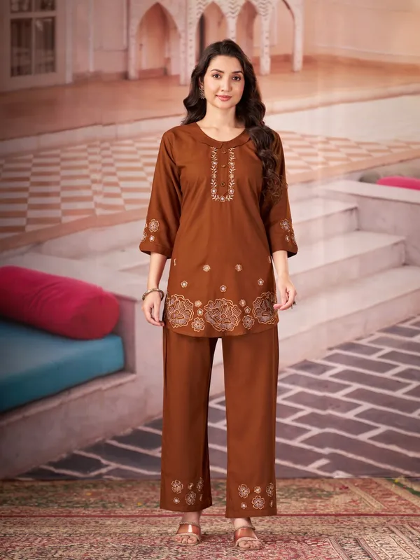 Floral_Embroidered_Kurta_Pant_Co-Ord_Set
