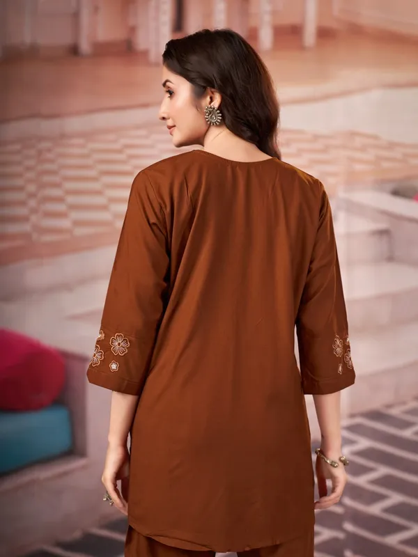Floral_Embroidered_Kurta_Pant_Co-Ord_Set