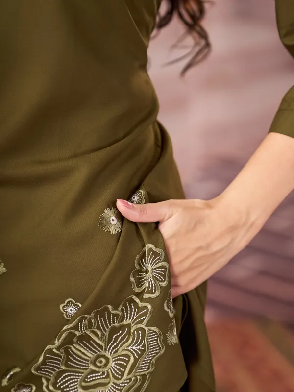 Floral_Embroidered_Kurta_Pant_Co-Ord_Set