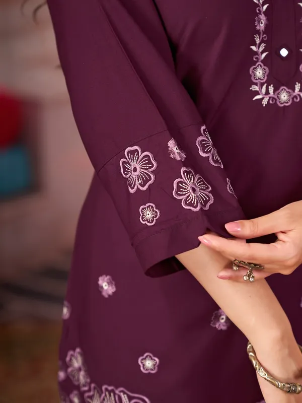 Floral_Embroidered_Kurta_Pant_Co-Ord_Set
