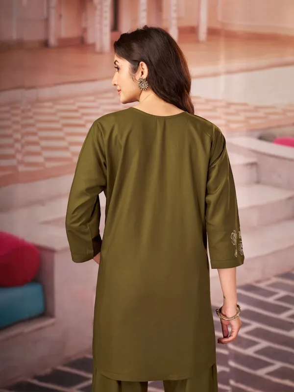 Floral_Embroidered_Kurta_Pant_Co-Ord_Set
