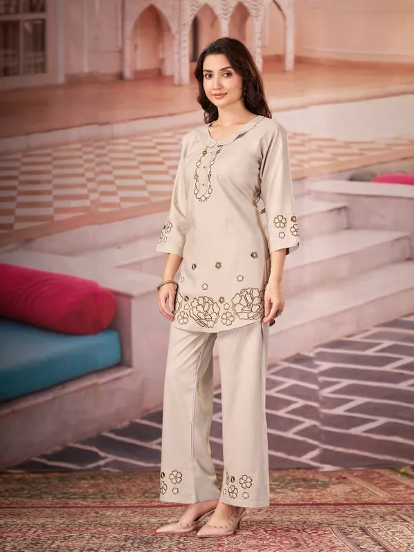 Floral_Embroidered_Kurta_Pant_Co-Ord_Set