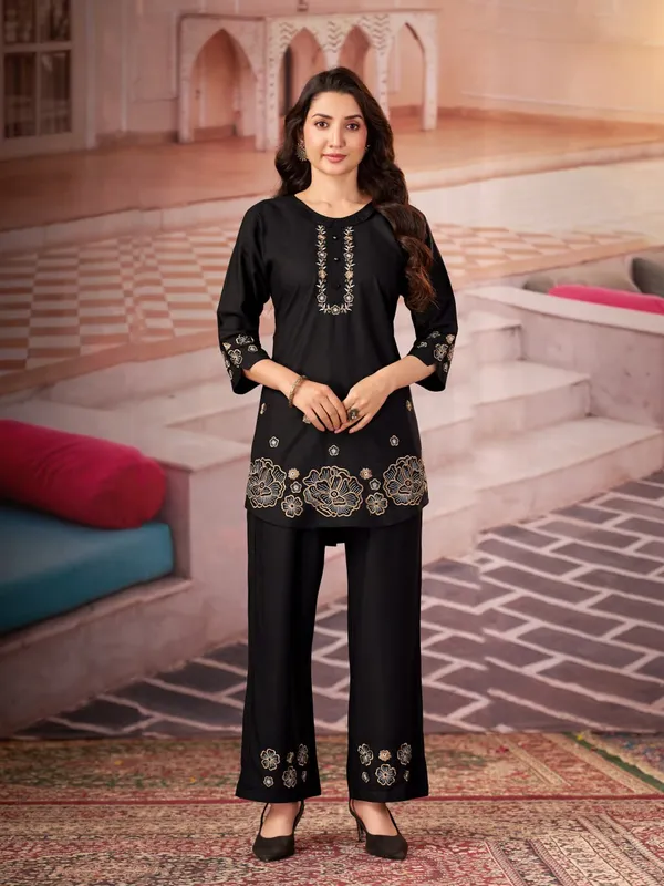 Floral_Embroidered_Kurta_Pant_Co-Ord_Set