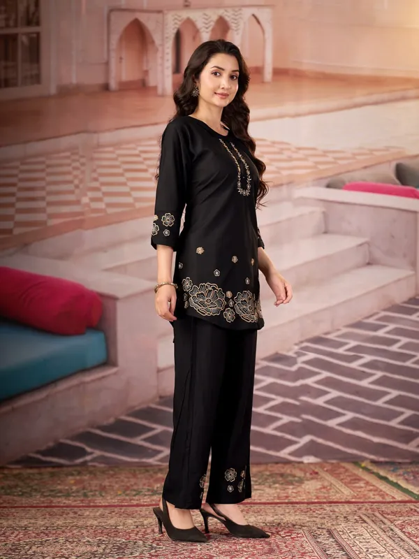 Floral_Embroidered_Kurta_Pant_Co-Ord_Set