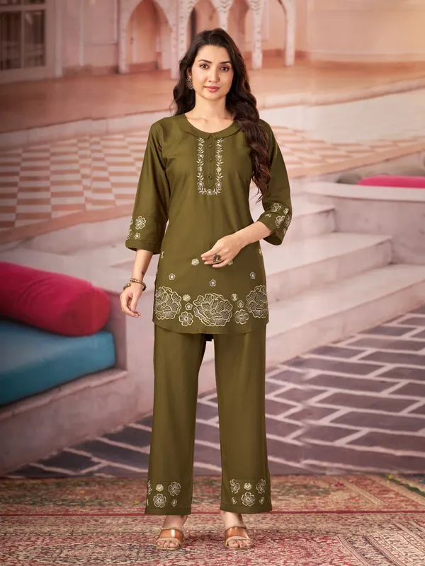 Floral_Embroidered_Kurta_Pant_Co-Ord_Set
