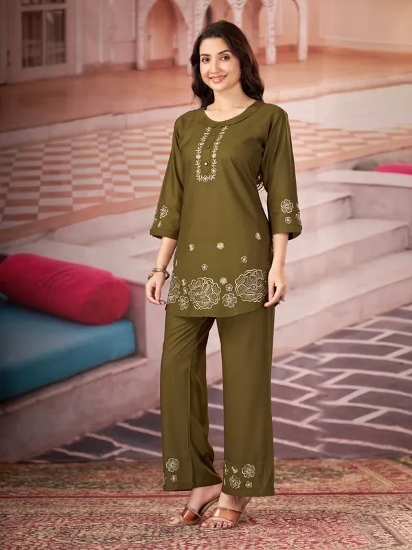 Floral_Embroidered_Kurta_Pant_Co-Ord_Set