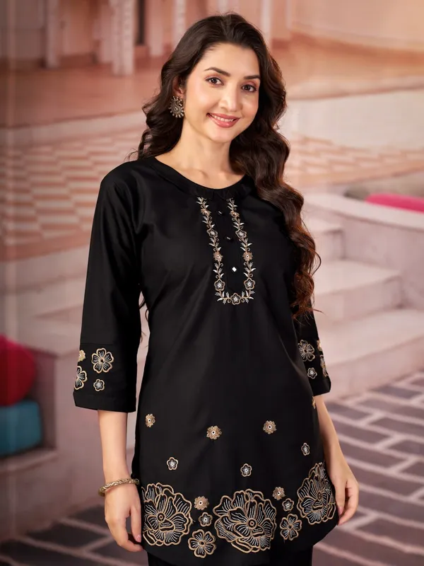 Floral_Embroidered_Kurta_Pant_Co-Ord_Set