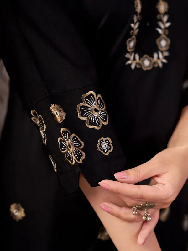 Floral_Embroidered_Kurta_Pant_Co-Ord_Set
