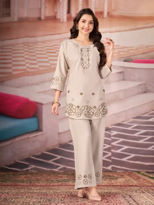 Floral_Embroidered_Kurta_Pant_Co-Ord_Set