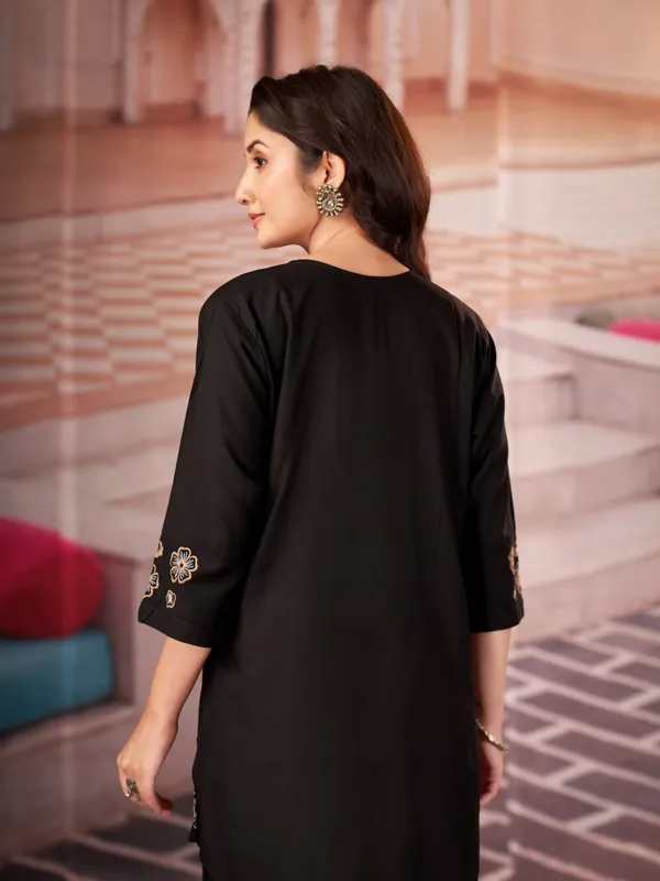Floral_Embroidered_Kurta_Pant_Co-Ord_Set