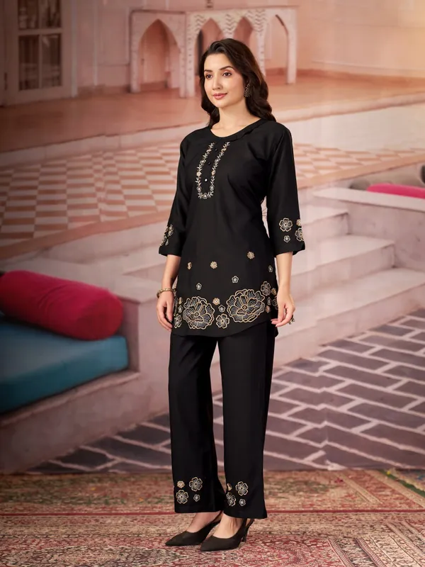 Floral_Embroidered_Kurta_Pant_Co-Ord_Set