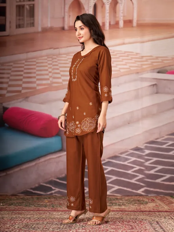 Floral_Embroidered_Kurta_Pant_Co-Ord_Set