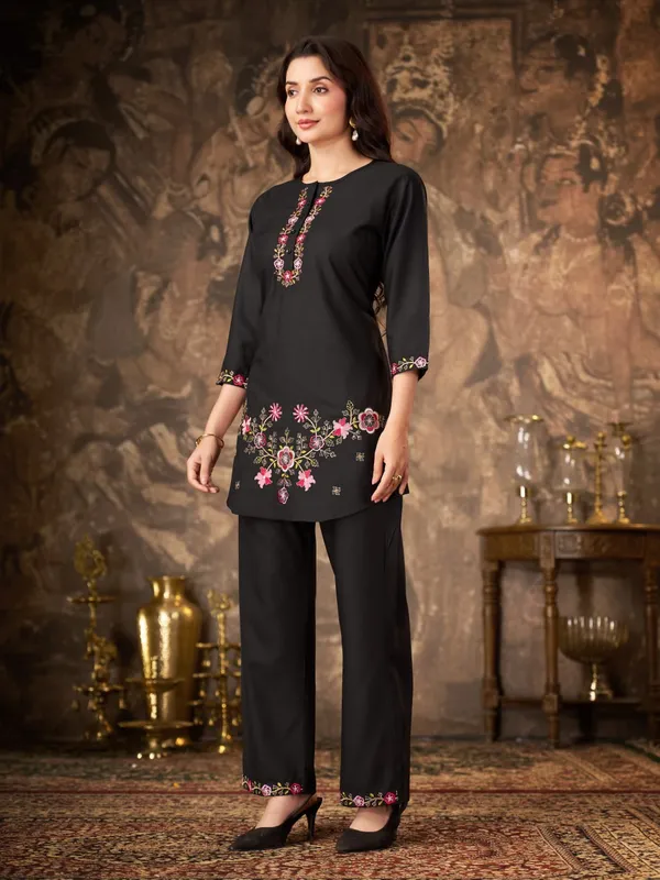 Meher_Embroidered_Co-Ord_Set_–_Premium_Kurta_&_Straight_Pant_Set