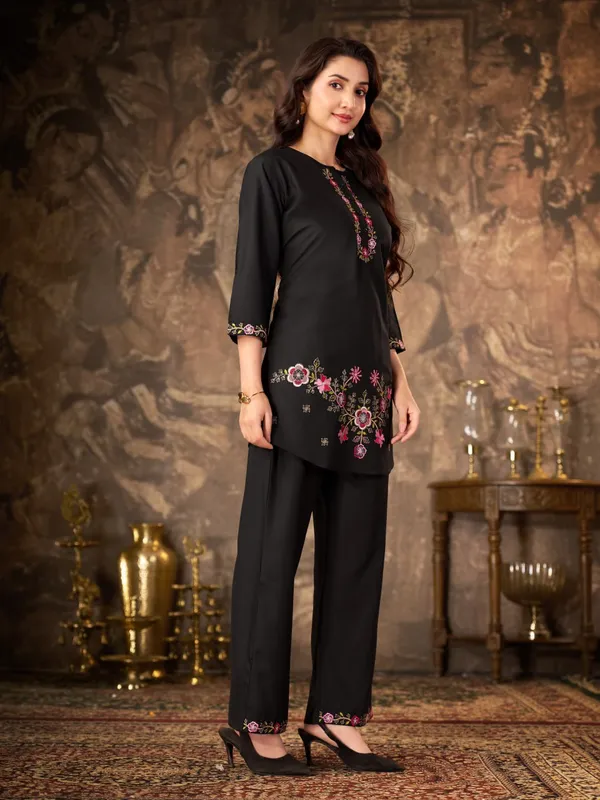 Meher_Embroidered_Co-Ord_Set_–_Premium_Kurta_&_Straight_Pant_Set