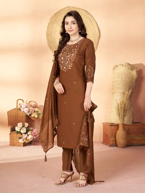 Mishudi_Designer_Embroidered_Kurta_Pant_With_Dupatta_Set