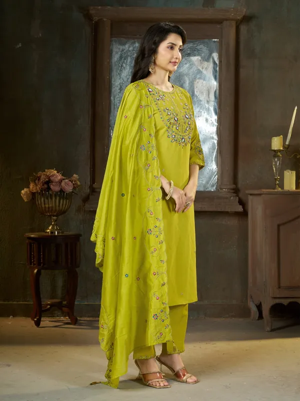 Mishudi_Designer_Embroidered_Kurta_Pant_With_Dupatta_Set