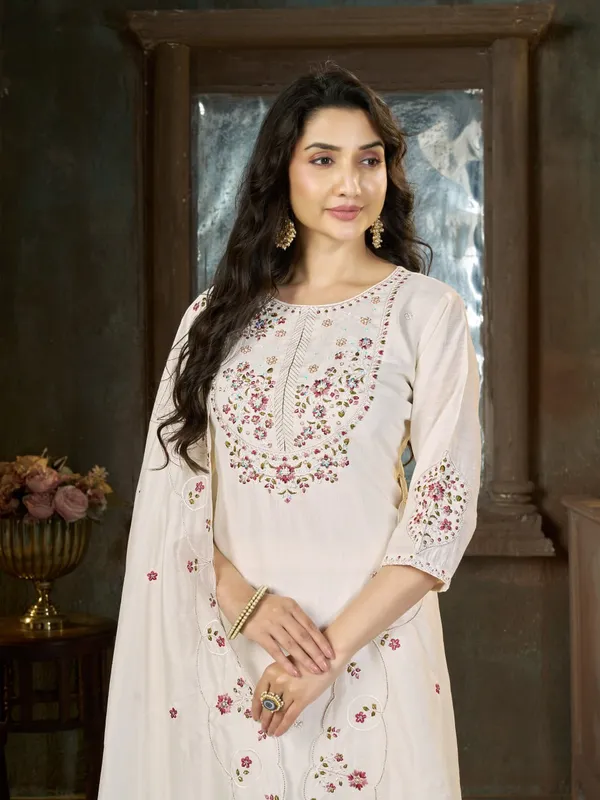 Mishudi_Designer_Embroidered_Kurta_Pant_With_Dupatta_Set