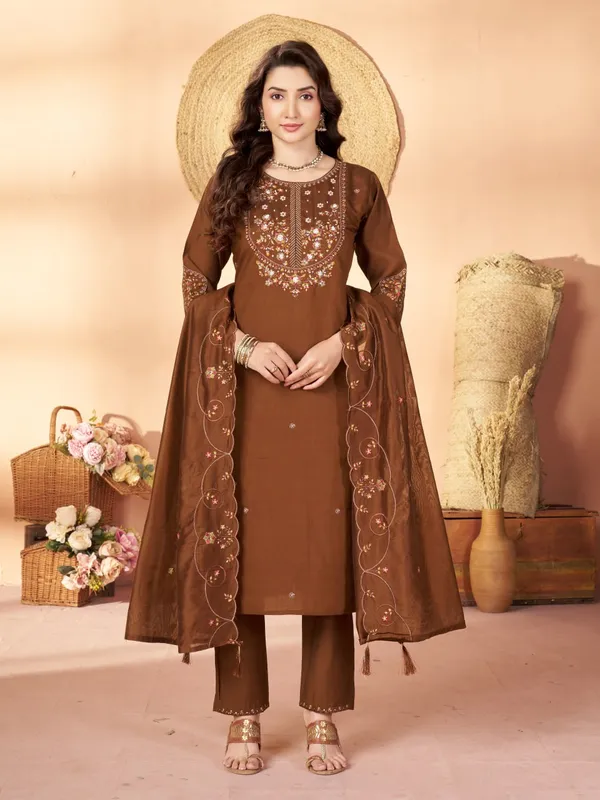 Mishudi_Designer_Embroidered_Kurta_Pant_With_Dupatta_Set