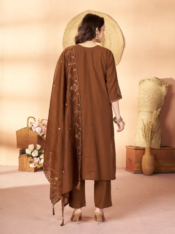 Mishudi_Designer_Embroidered_Kurta_Pant_With_Dupatta_Set