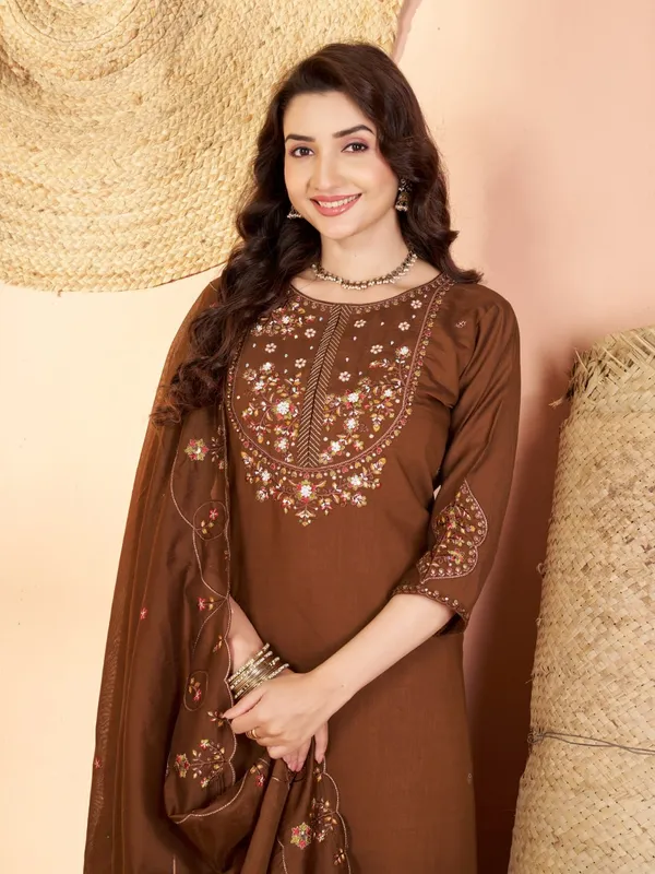 Mishudi_Designer_Embroidered_Kurta_Pant_With_Dupatta_Set