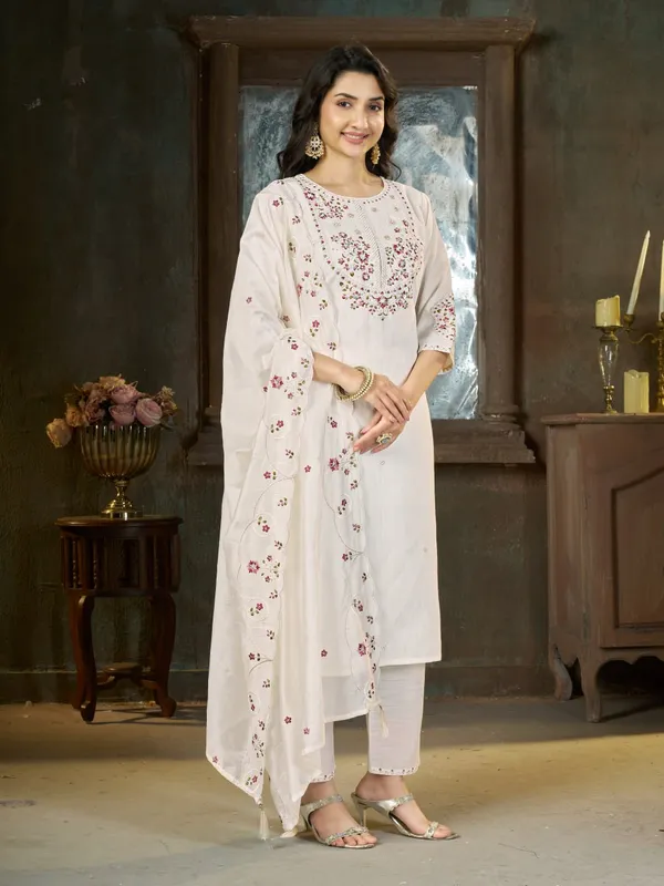 Mishudi_Designer_Embroidered_Kurta_Pant_With_Dupatta_Set