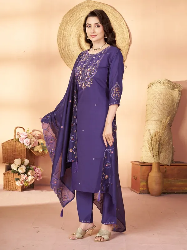 Mishudi_Designer_Embroidered_Kurta_Pant_With_Dupatta_Set