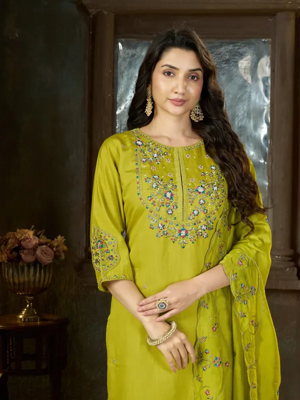Mishudi_Designer_Embroidered_Kurta_Pant_With_Dupatta_Set