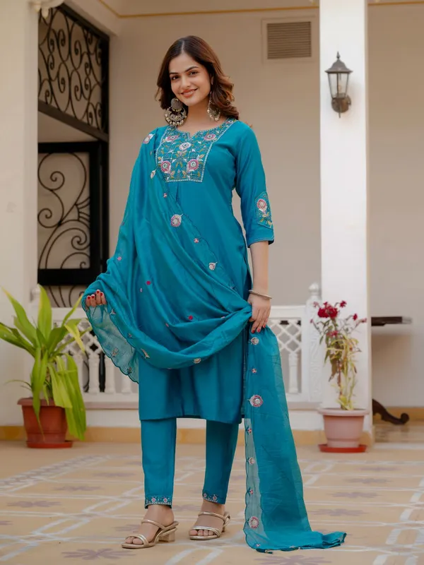 Mishudi_Designer_Floral_Embroidered_3_Piece_Suit_Set