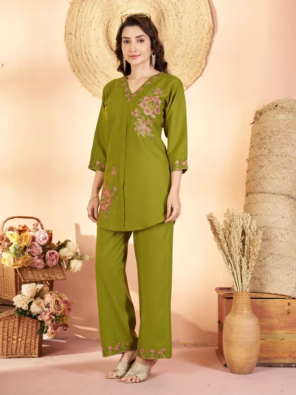 Mishudi_Designer_Floral_Embroidery_Co-Ord_Set