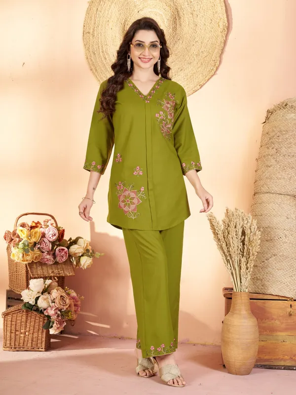 Mishudi_Designer_Floral_Embroidery_Co-Ord_Set